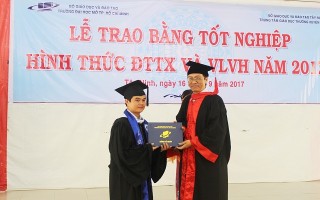 Trao bằng tốt nghiệp cho sinh viên ở Tây Ninh