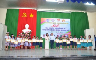 Trao học bổng cho học sinh hiếu học huyện Dương Minh Châu