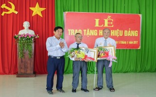Trao tặng huy hiệu 55 năm và 30 năm tuổi Đảng cho đảng viên ở Tân Châu
