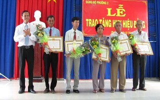 Thành ủy Tây Ninh: Trao huy hiệu Đảng đợt 2.9