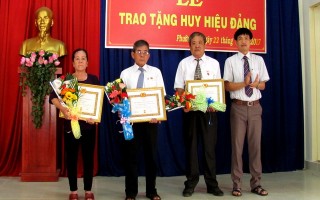 Thành uỷ Tây Ninh trao huy hiệu đảng cho 4 đảng viên ở phường IV