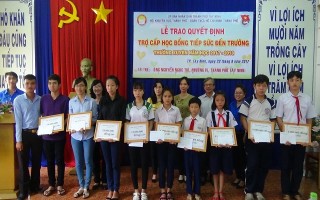 TP.Tây Ninh: Trao học bổng tiếp sức đến trường cho học sinh, sinh viên có hoàn cảnh khó khăn