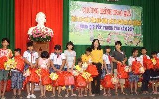 Trao quà trung thu cho trẻ em có hoàn cảnh khó khăn