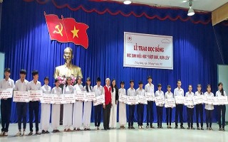 Trao học bổng vượt khó cho học sinh Trảng Bàng