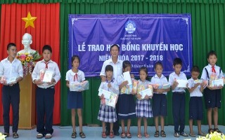 Châu Thành: Trao học bổng cho học sinh nghèo