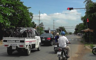 Lắp đặt đèn tín hiệu giao thông tại ngã ba Cầu Gió