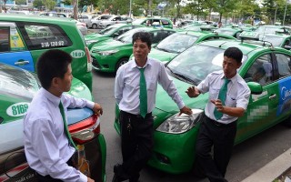 Taxi truyền thống nỗ lực cải tiến để trụ lại trước Grab, Uber