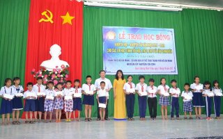 Trao học bổng cho sinh viên, học sinh