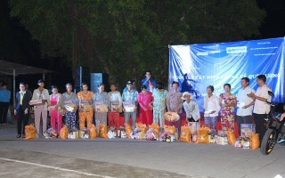 Nhóm Sinh viên Tây Ninh: Tặng quà cho người nghèo xã Gia Lộc