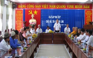 Gặp gỡ chức sắc tôn giáo, già làng