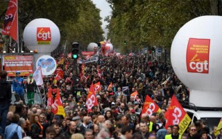 Công chức xuống đường phản đối Tổng thống Pháp