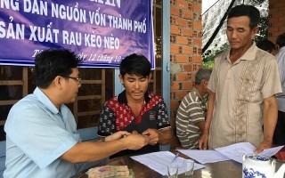 Trao vốn hỗ trợ nông dân trồng kèo nèo