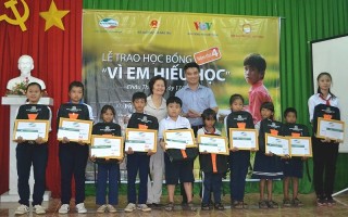 Trao học bổng “Vì em hiếu học” cho học sinh vùng biên giới