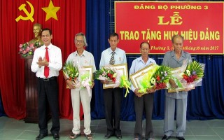 Trao tặng huy hiệu Đảng đợt 2.9.2017