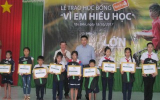 Viettel Tây Ninh trao học bổng cho học sinh vùng biên giới