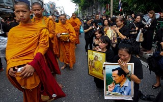 Thái Lan quyết cấm chùa chiền đòi cúng dường