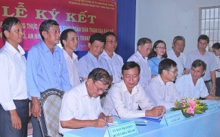 Ký kết nhận đỡ đầu cho các xã biên giới huyện Châu Thành