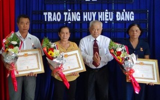 Trao tặng huy hiệu Đảng cho đảng viên TP.Tây Ninh