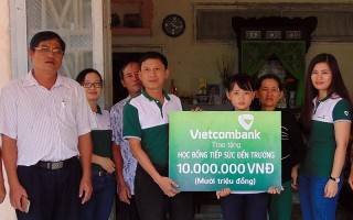 Vietcombank Tây Ninh trao học bổng Tiếp sức đến trường