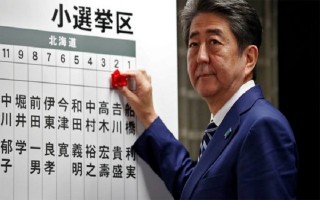 Thủ tướng Nhật Shinzo Abe trên đà thắng cử vang dội