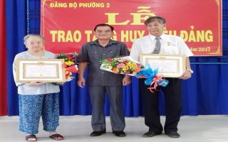 Trao huy hiệu Đảng đợt 2.9 cho đảng viên