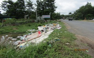 Bãi rác ven quốc lộ gây ô nhiễm môi trường
