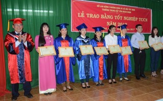 Trường Tân Bách Khoa trao bằng tốt nghiệp cho 148 học viên