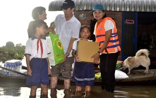 Trao quà cho học sinh vùng ngập lụt