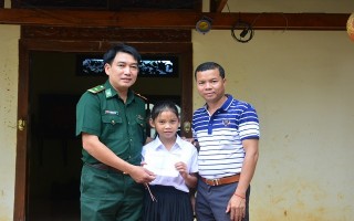 Tặng học bổng cho học sinh nghèo Campuchia
