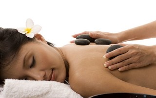 Massage trị liệu bằng đá nóng: Lợi ích và những cảnh báo