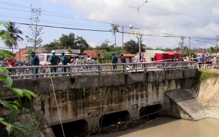 Tắm suối, một bé trai bị nước cuốn trôi