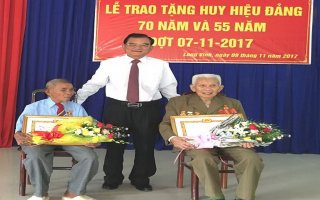 Trao huy hiệu 70 năm tuổi Đảng cho đảng viên huyện Châu Thành