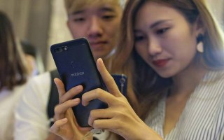 Những smartphone tầm trung màn hình tràn viền đáng mua tại Việt Nam