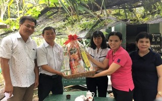Châu Thành: Thăm, tặng quà cho giáo viên có hoàn cảnh khó khăn