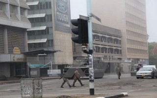 Quân đội Zimbabwe giam giữ tổng thống, phu nhân và kiểm soát thủ đô