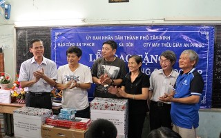 Tặng quà cho “lớp học nhân ái” tại TP.Tây Ninh