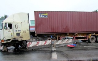 Lạc tay lái, container đâm vào dải phân cách