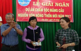 Trao vốn sản xuất cho phụ nữ nông thôn phát triển kinh tế