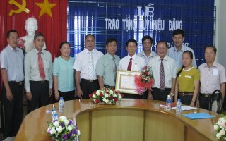 Trao tặng huy hiệu 30 năm tuổi Đảng