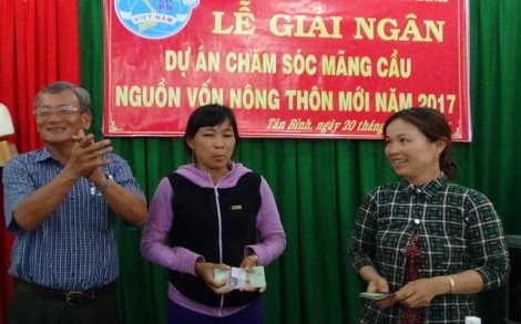 Trao vốn sản xuất cho phụ nữ nông thôn phát triển kinh tế