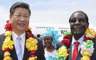 Tổng thống Zimbabwe bỏ ngai vàng, Trung Quốc hốt bạc