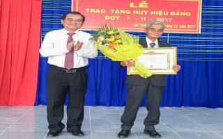 Trao tặng huy hiệu 70, 40 và 30 năm tuổi Đảng