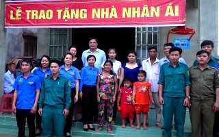 Bàn giao nhà nhân ái cho học sinh nghèo