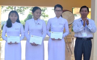 Báo Tây Ninh: Trao học bổng cho học sinh vượt khó học tốt