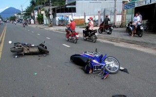 Va chạm xe máy, 2 người bị thương nặng