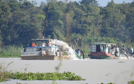 Hàng loạt tàu ngang nhiên “rút ruột” sông Sài Gòn