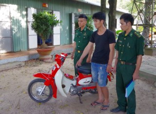 Bắt đối tượng vận chuyển ma túy đá qua biên giới