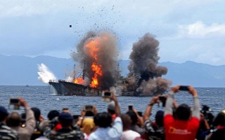 Tại sao Indonesia mạnh tay với tàu cá nước ngoài?