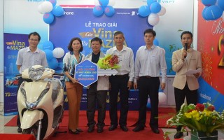 Trung tâm Kinh doanh VNPT Tây Ninh trao phần thưởng cho khách hàng may mắn