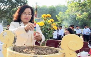 Viếng nghĩa trang liệt sĩ nhân ngày thành lập QĐND Việt Nam